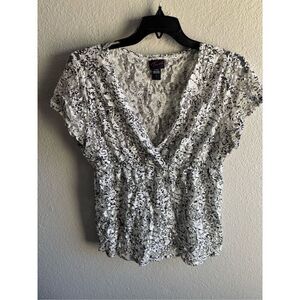 ❤️Torrid Lace Sheer Top